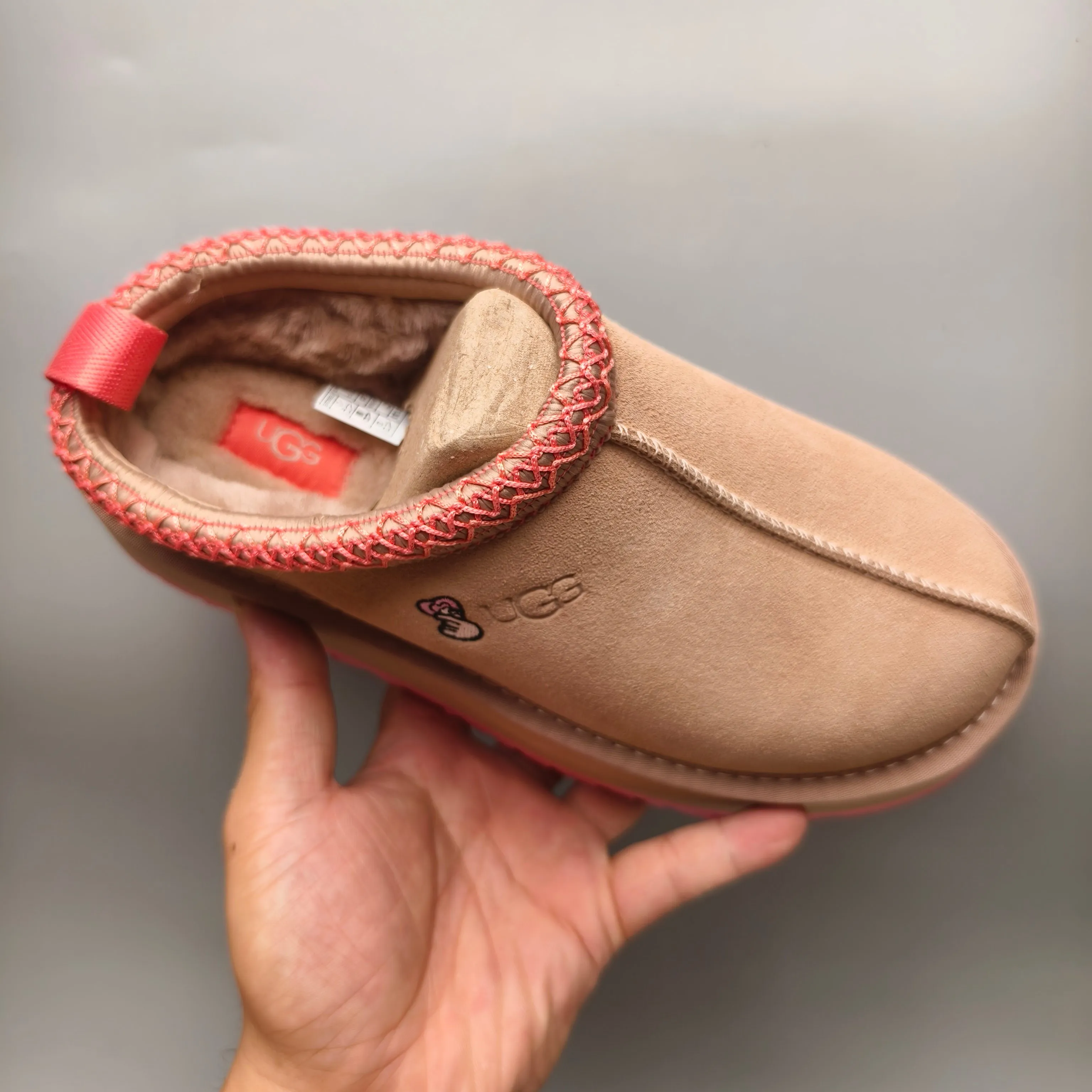 💰480 UGG sheepskin all-in-one snow boots 2130 co-branded trendy thick-soled slip-on women's snow boots🐾~ 🍭 A co-branded trendy item launched with well-known designer brands Feng Chen Wang and TELFAR. Zhou Dongyu & Wang Jiaer’s same style Fang Kete boots. The slip-on design makes it easy to put on and take off, and can be used indoors or outdoors. The exotic hemming design is eye-catching, and it is definitely worth buying~ 🍭Material: cowhide➕sheep fur Outsole: rubber (Light Wing Technology) 🍭Color: rose pink 🍭Number of yards: 35-41